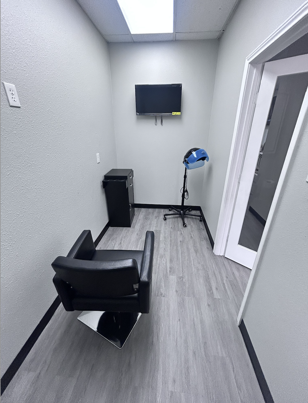 Neighborhood Guide to Cheap Salon Suites in Houston (By Vibe, Not Hype)